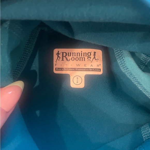 Running hoodie with zip-pockets. - Picture 3 of 4